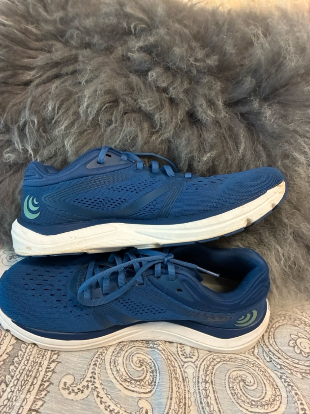 Blue Women's Topo Athletic Running Shoes -magnify 4 - Picture 3 of 5